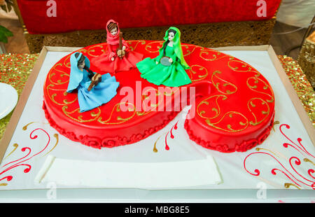 Red buta Henna Cake. Drei Mädchen in nationalen Aserbaidschan Kostüm auf einem Kuchen. Stockfoto