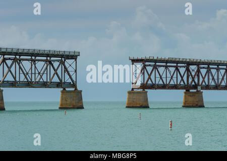 USA, Florida, Alte übersee Eisenbahnbrücke aus rostigem Stahl und Beton im Ozean Stockfoto