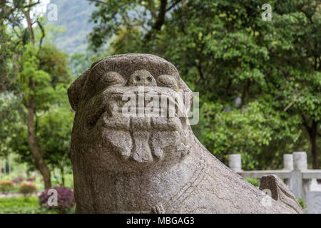 Nahaufnahme eines Chinesischen oder Imperial guardian lion Statue. Auch als Foo Hund oder Löwe Hund bekannt, sie sind eine traditionelle Chinesische architektonische Ornament. Stockfoto