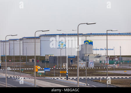 Der Hafen von Rotterdam, Niederlande, Deep-sea port Maasvlakte 2, auf einer künstlich geschaffenen Land Bereich vor der ursprünglichen Küste, große Tanks Stockfoto