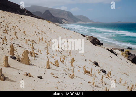 Bizarre Sandsteinformationen in der mondlandschaft an der Küste der Insel Sao Vicente Kap Verde Stockfoto