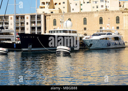 Die Aussicht auf Vittoriosa und moderne Yachten im Sonnenuntergang, Malta Stockfoto