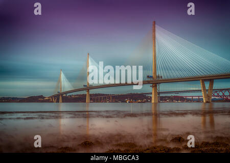 Die queensferry Kreuzung vom Ufer des Flusses Forth, mehr oder weniger an der Grenze zwischen Edinburgh und West Lothian. Im August2 geöffnet Stockfoto