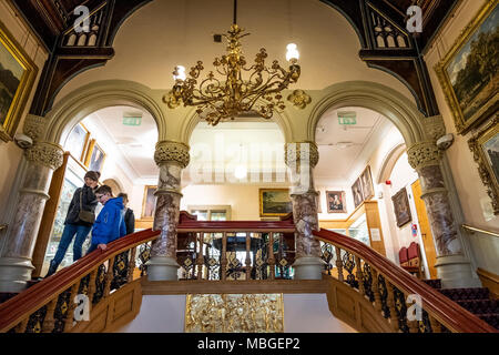 Die große Treppe im Inneren Cliffe Castle Museum, Keighley, Bradford, Yorkshire, Vereinigtes Königreich. Stockfoto