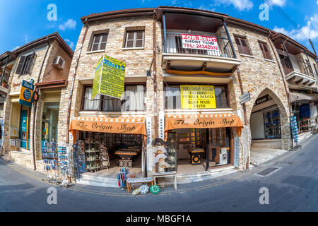 LEFKARA, Zypern - 29. SEPTEMBER 2017: handgefertigte Silber Spitze und Stickerei Souvenir shop. Stockfoto