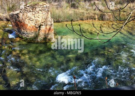 Cabriel Flusses mit kristallklarem Wasser und von grüner Vegetation in den Bergen von Albacete, Spanien umgeben Stockfoto