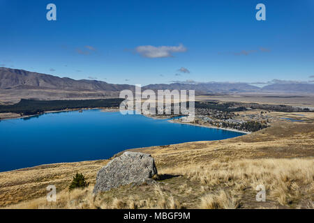 Sicht auf den See Tekapo und die Gemeinde von Lake Tekapo aus Mount John, Südinsel, Neuseeland Stockfoto