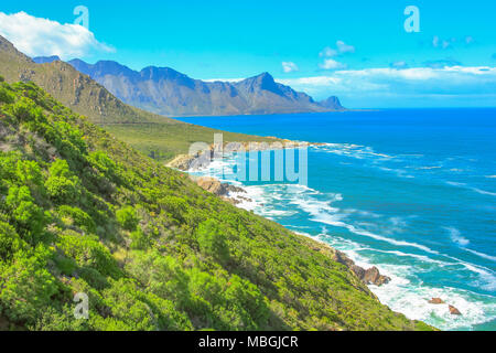 Malerische Küsten R44 am östlichen Teil der False Bay in der Nähe von Kogel Bay Beach zwischen Gordon's Bay und Pringle Bay in Western Cape, Südafrika. Schöne Bergwelt an der Route 44 in der Sommersaison. Stockfoto