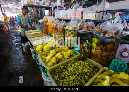 Khao Lak, Thailand - 22. Februar 2016: Auswahl von frischem Obst und Gemüse Erzeugnisse auf den lokalen Markt am Morgen angezeigt. Thailändische Küche Stockfoto