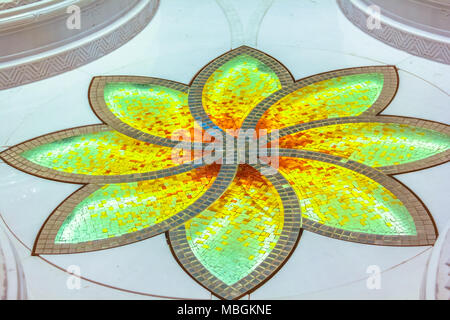 Abu Dhabi, Vereinigte Arabische Emirate - 22. April 2013: Buntes Mosaik Hintergrund. Schön eingerichtet Mosaik. Abu Dhabi Grand Moschee Sheikh Zayed, dem Nahen Osten, den Vereinigten Arabischen Emiraten. Artwork Hintergrund. Stockfoto