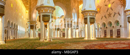 Abu Dhabi, VAE - April 22, 2013: Panorama der wichtigsten Gebetsraum in der Großen Moschee Sheikh Zayed, Vereinigte Arabische Emirate. Der Teppich ist der weltweit größte Teppich entworfen von iranischen Künstler Ali Khaliqi Stockfoto