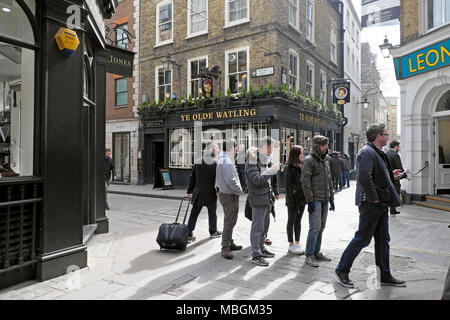 Stadt Büro Menschen Warteschlange für das Mittagessen an der Ecke der Watling Street und Bow Lane von Ye Olde Watling Pub in der City von London UK KATHY DEWITT Stockfoto