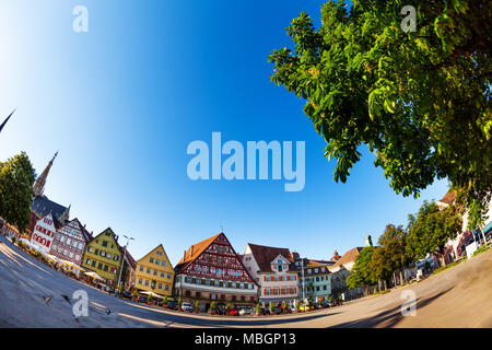 Fish-eye Shot der Marktplatz Marktplatz in Esslingen mit seinen mittelalterlichen Gebäuden gegen den blauen Himmel Stockfoto