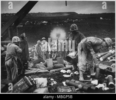 Muscheln auf dem schwarzen Sand von Iwo Jima Stockfoto