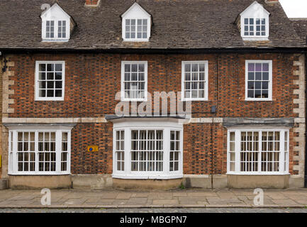 Alte rot und blau kariert brick Bucht denkmalgeschützte Gebäude mit Glasfassade, Oakham Private Schule, Oakham, Rutland, Großbritannien Stockfoto