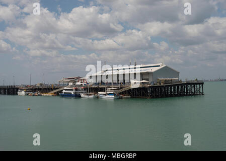 Die historische Stokes Hill Wharf ist ein Touristisches Lage. Es ist immer noch eine funktionierende Wharf für kleinere Marine Industrie Benutzer, Yachten und Hafenrundfahrten. Stockfoto