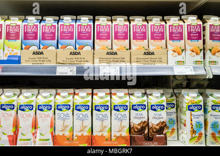 Alpro und Asda eigene Marke Sojamilch und "frei von" Getränke auf britischen Supermarktregalen bei Asda Stockfoto
