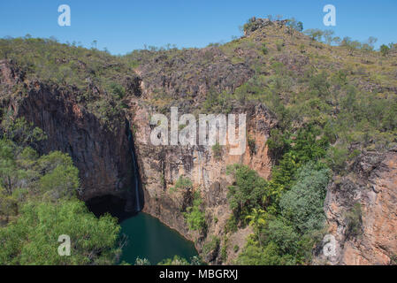 Tolmer Falls im Litchfield National Park, Northern Territory, Australien. Die Höhlen hinter sind ein Brutplatz für Orange Horseshoe und Ghost Fledermäuse. Stockfoto