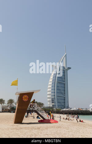 Dubai, Vereinigte Arabische Emirate, 27. März 2018: Blick auf das Burj Al Arab Jumeirah vom Jumeirah Beach Stockfoto