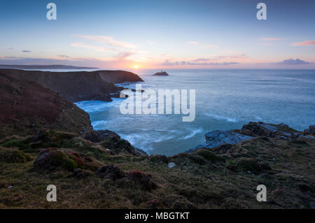 Blick auf Godrevy Leuchtturm aus dem Knavocks auf die Küste von Cornwall bei Sonnenuntergang. Stockfoto