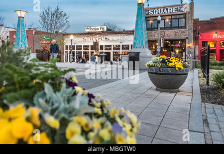 Decatur Square in der Innenstadt von Atlanta, GA ist eine Gemeinschaft Treffpunkt mit Restaurants und Pubs oberhalb der unterirdischen Decatur MARTA-Bahnhof entfernt. Stockfoto