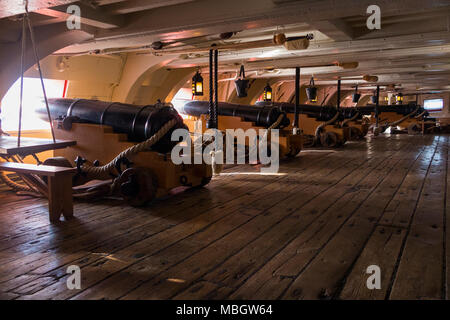 Gun Deck & Kanonenluken, mit Maulkorb laden Kanonen, von Admiral Lord Nelsons Flaggschiff HMS Victory. Portsmouth Historic Dockyard/Werften UK (95) Stockfoto