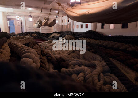 Große Mengen von Rigging Seil in der HMS Victory, das Flaggschiff Admiral Lord Nelsons Schiff in der Schlacht von Trafalgar. Portsmouth Historic Dockyard. Das VEREINIGTE KÖNIGREICH (95) Stockfoto