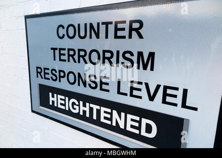 Warnschild am historischen Naval Dockyard, Portsmouth, erhöhte Terrorismusbekämpfung Bedrohung zu diesem Zeitpunkt in Kraft zu zeigen auf dem Marinestützpunkt. Großbritannien Stockfoto