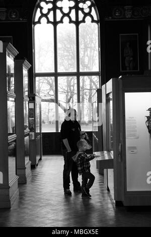 Ausstellungen im Inneren Cliffe Castle Museum, Keighley, Bradford, Yorkshire, Vereinigtes Königreich. Stockfoto