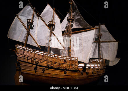 Modell der Mary Rose; ein englisches Kriegsschiff der Tudor König Heinrichs VIII. Marine, in Mary Rose Museum, das die Reste der ursprünglichen Schiff. Portsmouth. UK. Stockfoto