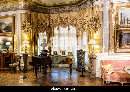 Die Rezeption Zimmer im Inneren Cliffe Castle Museum, Keighley, Bradford, Yorkshire, Vereinigtes Königreich. Stockfoto