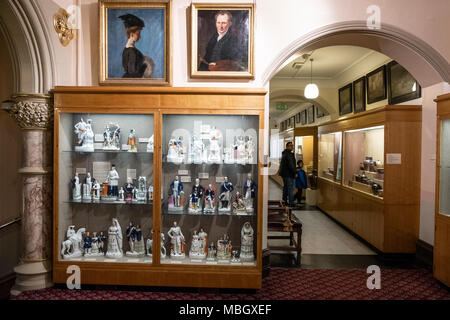 Ausstellungen im Inneren Cliffe Castle Museum, Keighley, Bradford, Yorkshire, Vereinigtes Königreich. Stockfoto