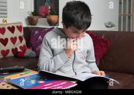 Junge 10 Jahre alt Überarbeitung Englisch zu Hause Stockfoto