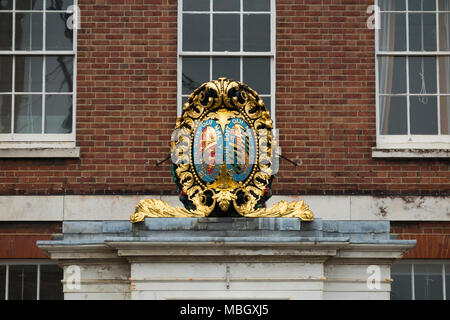 Crest/Wappen, dass der Bug der HMS Victory (Nelson's Flaggschiff in der Schlacht von Trafalgar) jetzt auf Gebäude platziert entfernt wurde. Portsmouth Historic Dockyard. Großbritannien Stockfoto