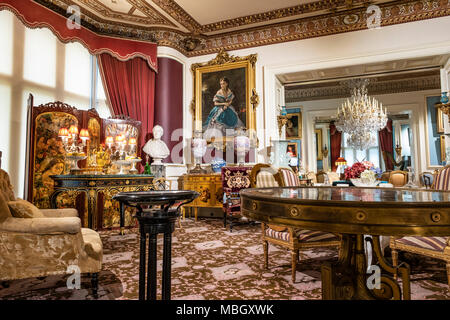 Die Rezeption Zimmer im Inneren Cliffe Castle Museum, Keighley, Bradford, Yorkshire, Vereinigtes Königreich. Stockfoto