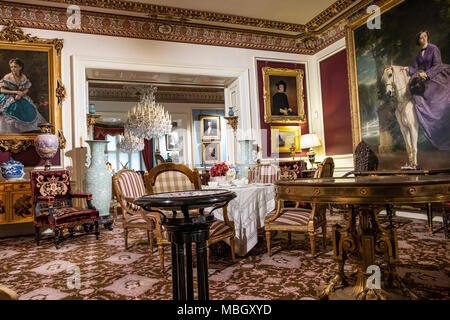 Die Rezeption Zimmer im Inneren Cliffe Castle Museum, Keighley, Bradford, Yorkshire, Vereinigtes Königreich. Stockfoto