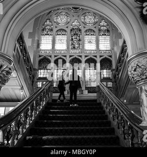 Die große Treppe im Inneren Cliffe Castle Museum, Keighley, Bradford, Yorkshire, Vereinigtes Königreich. Stockfoto