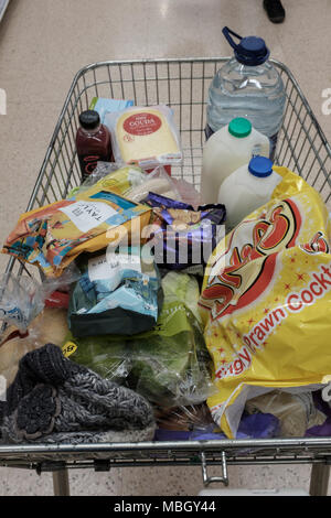 Triefend Trolley in Tesco Supermarkt, Verpackungen aus Kunststoff Stockfoto