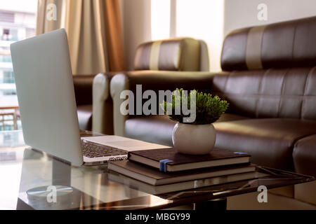 Innenraum des Home Office bei Sonnenuntergang Stockfoto
