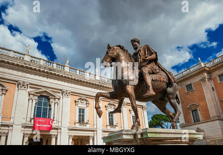 Die Kapitolischen Museen im Zentrum von Rom, das älteste öffentliche Museum in der Welt, mit der Reiterstatue des römischen Kaisers Marcus Aurelius Stockfoto