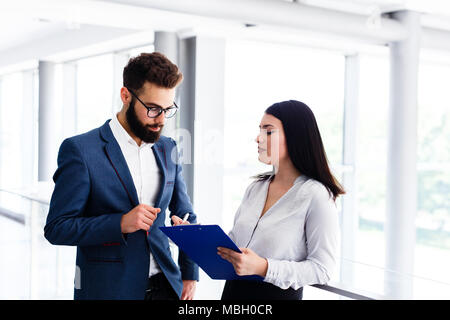 Business Paar diskutieren über ihren Job und Hobeln wie zum Erfolg Stockfoto