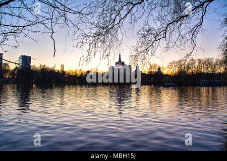 Das Gebäude von Drücke Quadrat vom Park Herastrau in Bukarest, Rumänien gesehen. Stockfoto