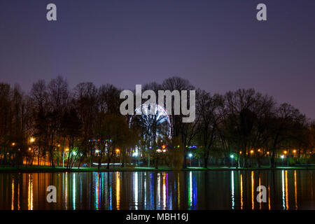 Der Fun Park Rad von der anderen Seite des Sees im Park Herastrau in Bukarest, Rumänien gesehen. Stockfoto