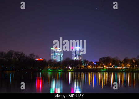 09. April 2018 - Bukarest, Rumänien. Die Twin Towers mit Werbebanner vom Park Herastrau in Bukarest, Rumänien gesehen. Stockfoto