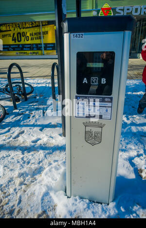 TRONDHEIM, Norwegen - 09 April, 2018: Im freien Blick auf ticket Bezahlung Maschine für das Parken eines Fahrzeugs auf der Straße Stockfoto