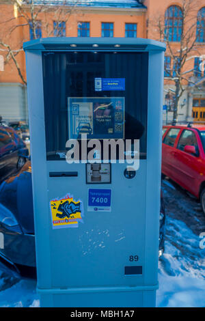 TRONDHEIM, Norwegen - 09 April, 2018: Im freien Blick auf ticket Bezahlung Maschine für das Parken eines Fahrzeugs auf der Straße Stockfoto