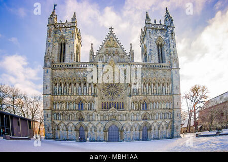 TRONDHEIM, Norwegen - 06.April 2018: Nidaros alten gotischen Kathedrale Vorderansicht aus City Central Square, Nidarosdomen Stockfoto