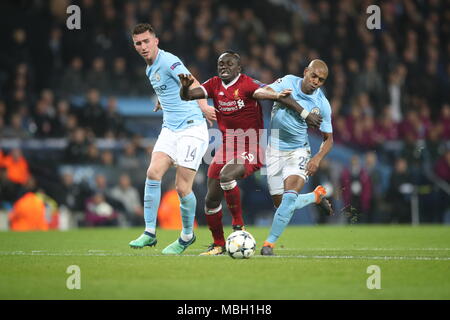 Von Manchester City Aymeric Laporte und Luis Fernandinho (rechts) Herausforderung Liverpools Sadio Mähne während der UEFA Champions League, Viertelfinale am Etihad Stadium, Manchester. Stockfoto