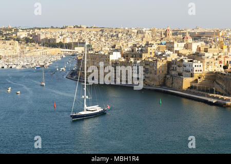 Die Aussicht auf Vittoriosa und Yachten im Sonnenuntergang, Malta Stockfoto