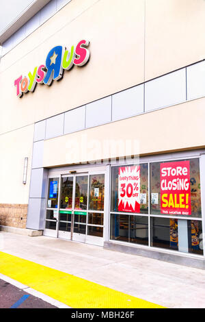 Fullerton, Kalifornien, USA - 3. April 2018: Toys R Us mit dem Schließen Verkauf Zeichen. Toys R Us sagte in einer US-Konkursgericht Einreichung, dass es liquidieren. Stockfoto